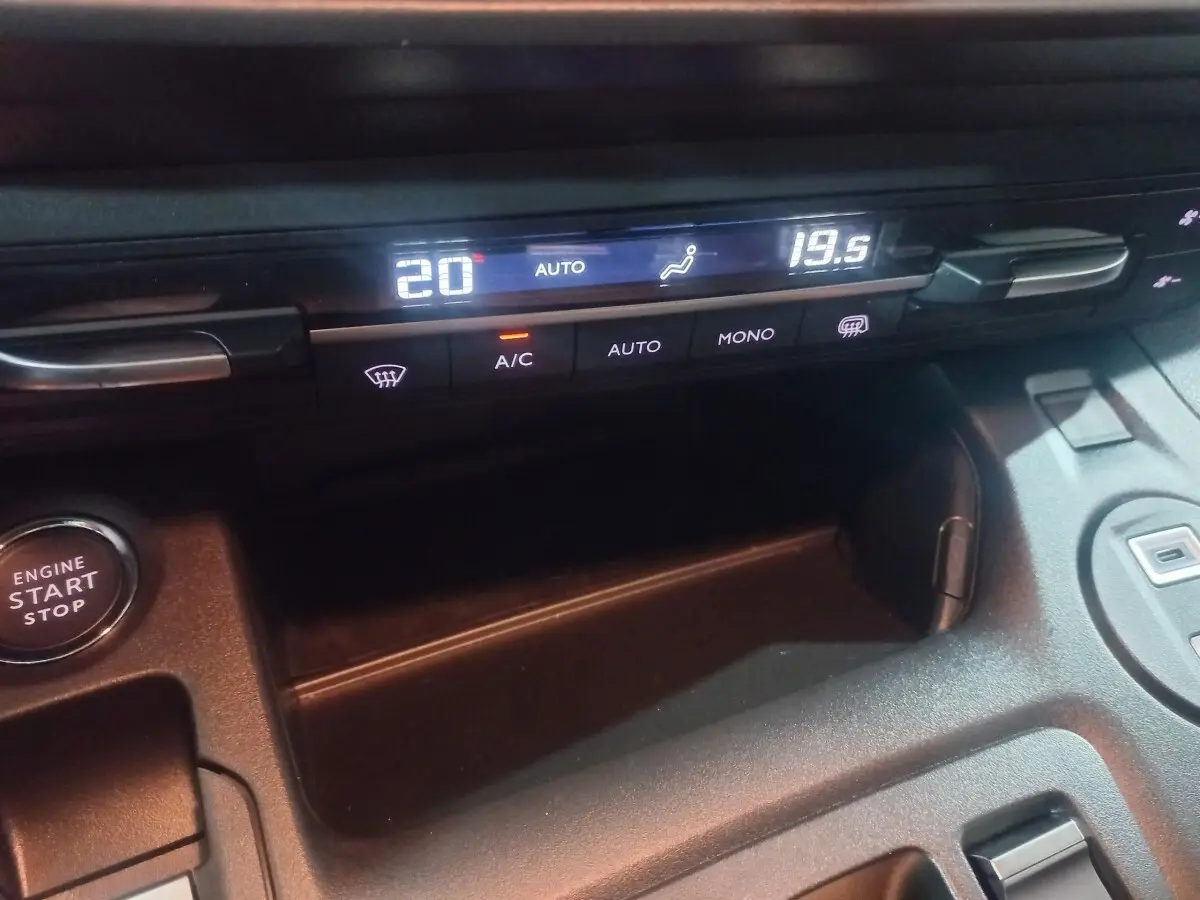 Détail du tableau de bord noir du Citroën Berlingo XL 2025 avec commandes climatisation digitale et bouton start/stop.