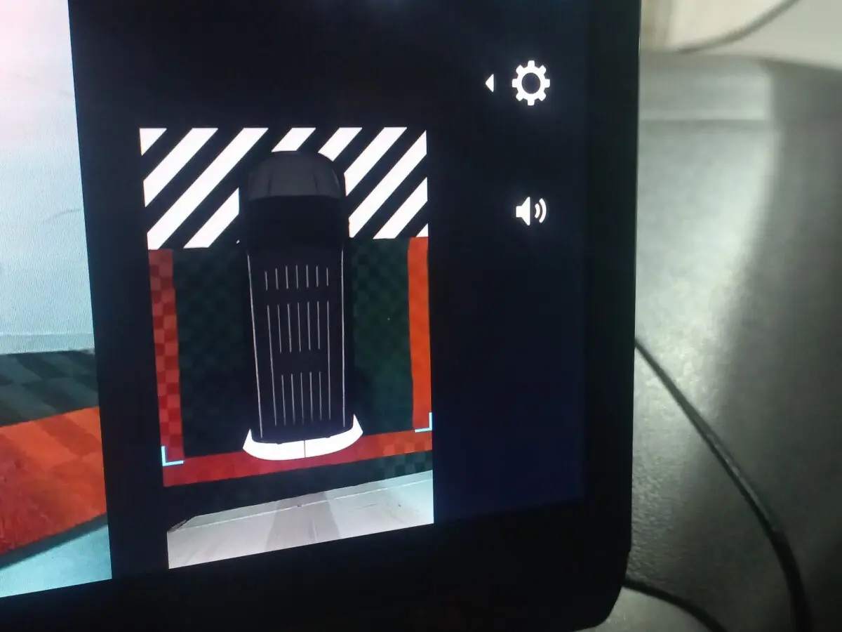 Affichage écran intérieur montrant la vue aérienne du Citroën Berlingo blanc en stationnement assisté.