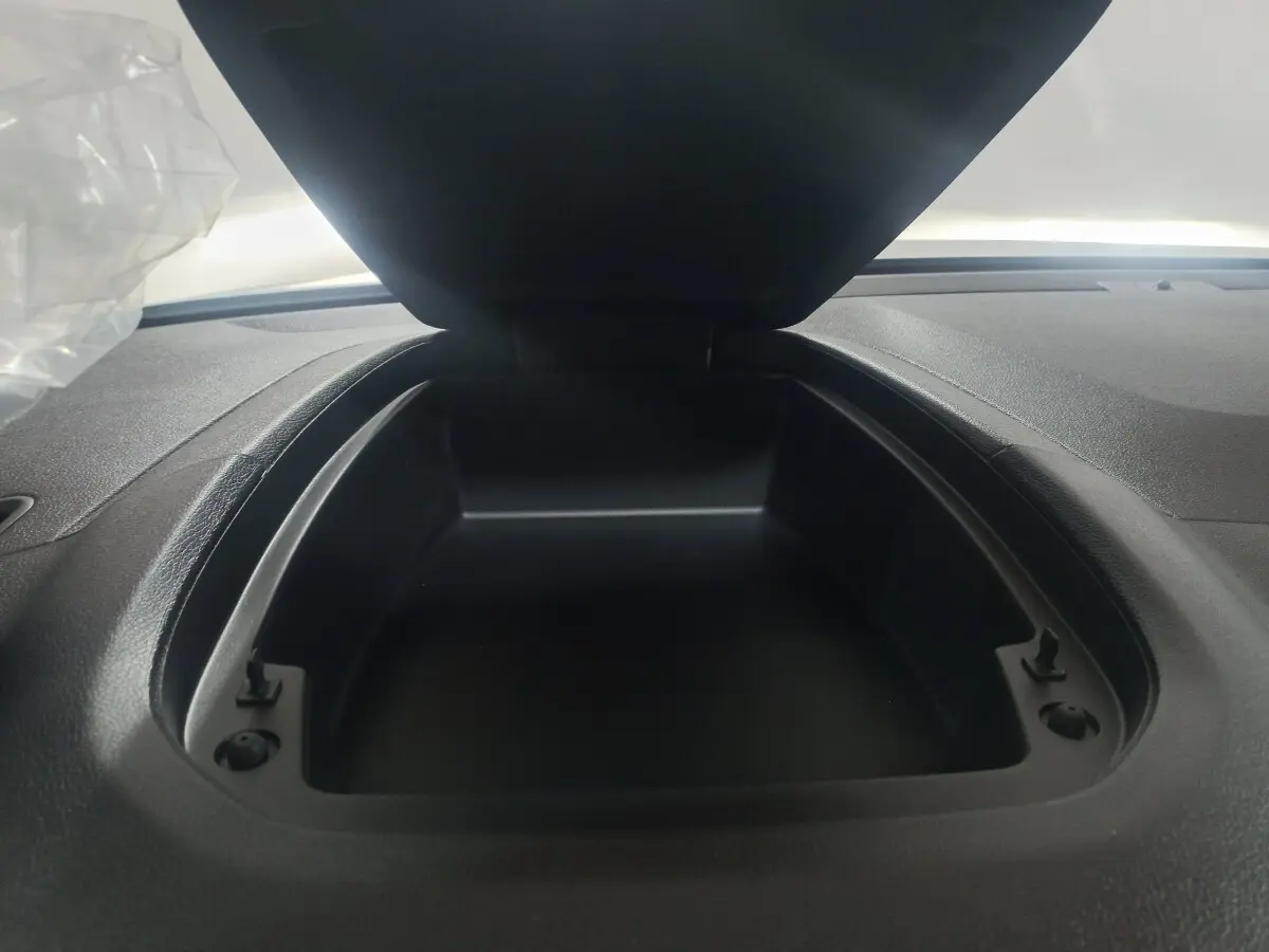 Gros plan intérieur sur le rangement réfrigéré ouvert dans le tableau de bord du Citroën Berlingo blanc 2025.