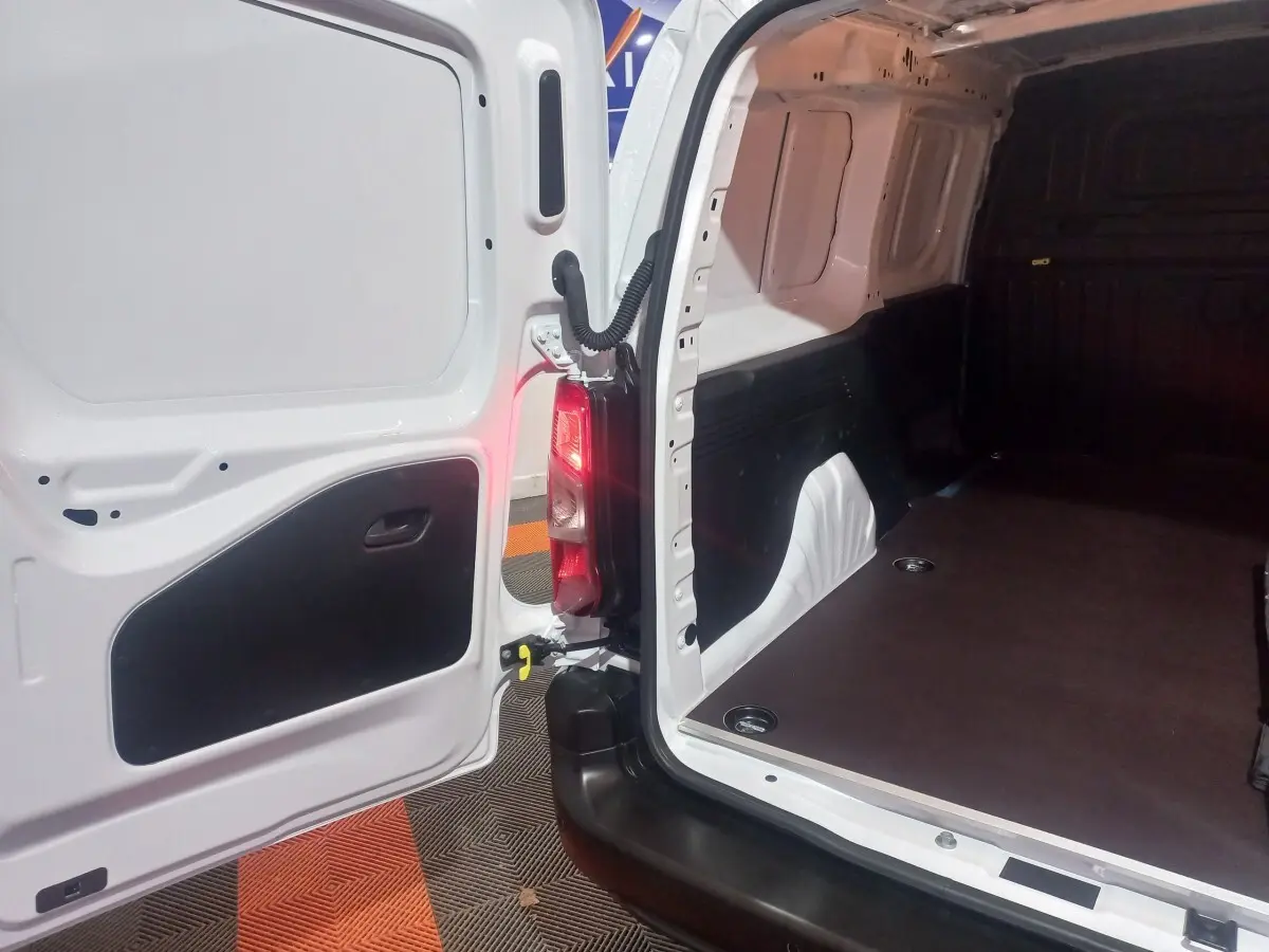 Vue arrière ouverte côté droit du Citroën Berlingo XL blanc, montrant l’espace de chargement vide et la porte arrière.