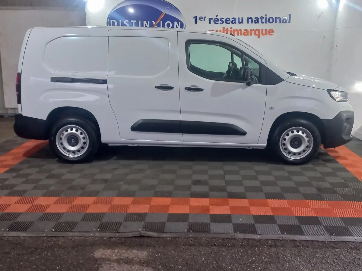Vue de profil côté gauche d’un Citroën Berlingo XL blanc utilitaire avec portes latérales pleines et jantes acier.