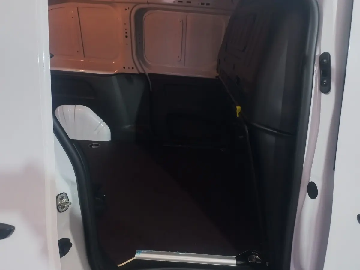 Vue intérieure du coffre arrière du Citroën Berlingo XL blanc, montrant la cloison pleine et l’espace de chargement vide.