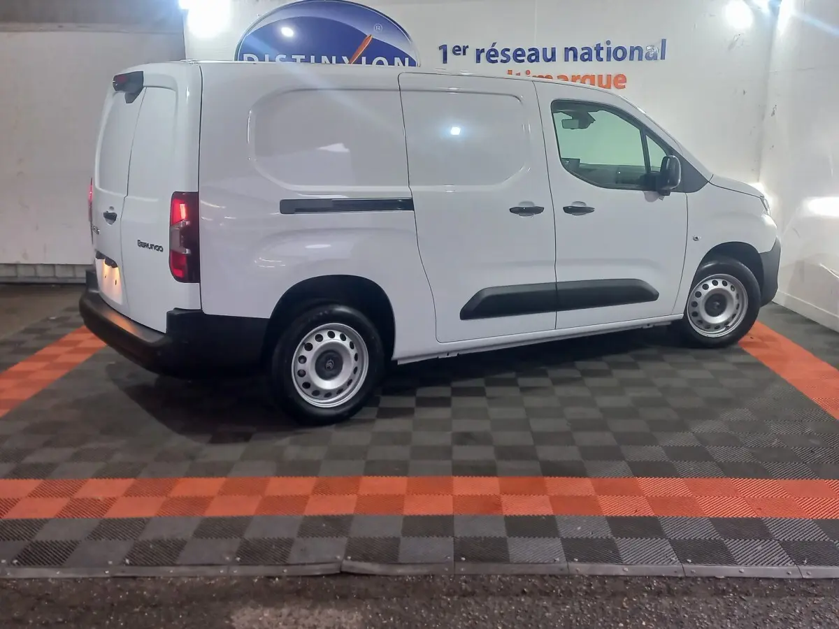 Vue de profil côté droit d’un utilitaire blanc Citroën Berlingo XL 2025 avec portes latérales pleines et jantes acier.