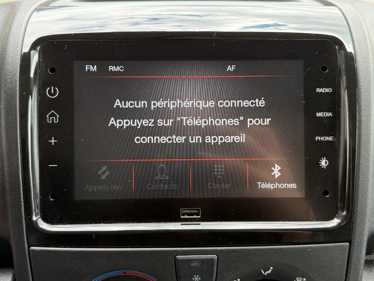 Écran tactile central du tableau de bord du Peugeot Boxer Fourgon blanc, affichant la connexion Bluetooth inactive.