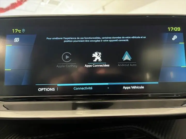 Écran tactile central de la Peugeot e-208 GT 2022 affichant les options Apple CarPlay, Apps Connectées et Android Auto.