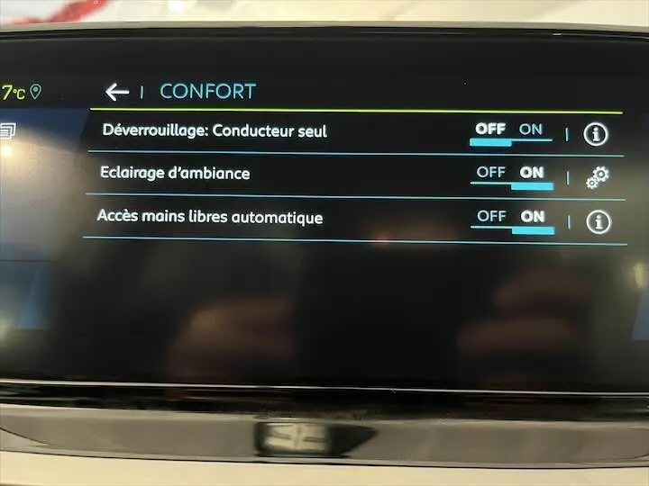 Écran tactile intérieur de la Peugeot e-208 GT affichant les réglages confort avec options activées.