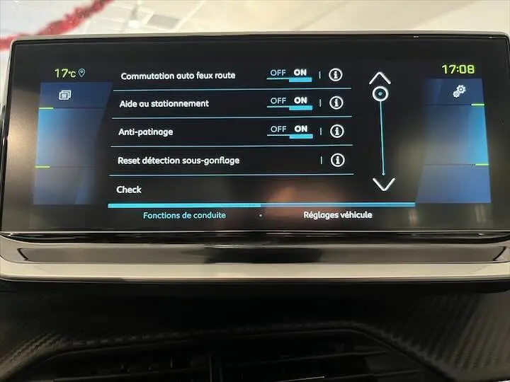 Écran tactile central de la Peugeot e-208 GT 2022 affichant les réglages d'aide à la conduite et sécurité.