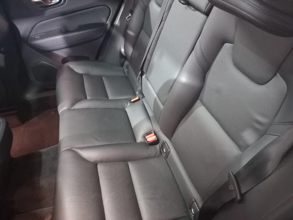 Vue intérieure côté droit des sièges arrière en cuir noir du Volvo XC60 B4 197 Geartronic 8 Inscription 2022.