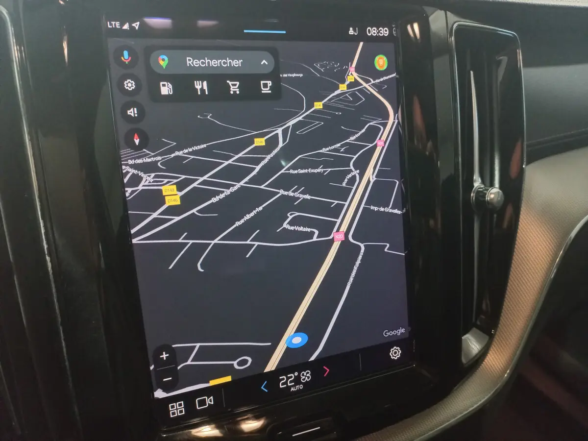 Écran tactile central affichant la navigation GPS dans l'habitacle du Volvo XC60 gris clair 2022.