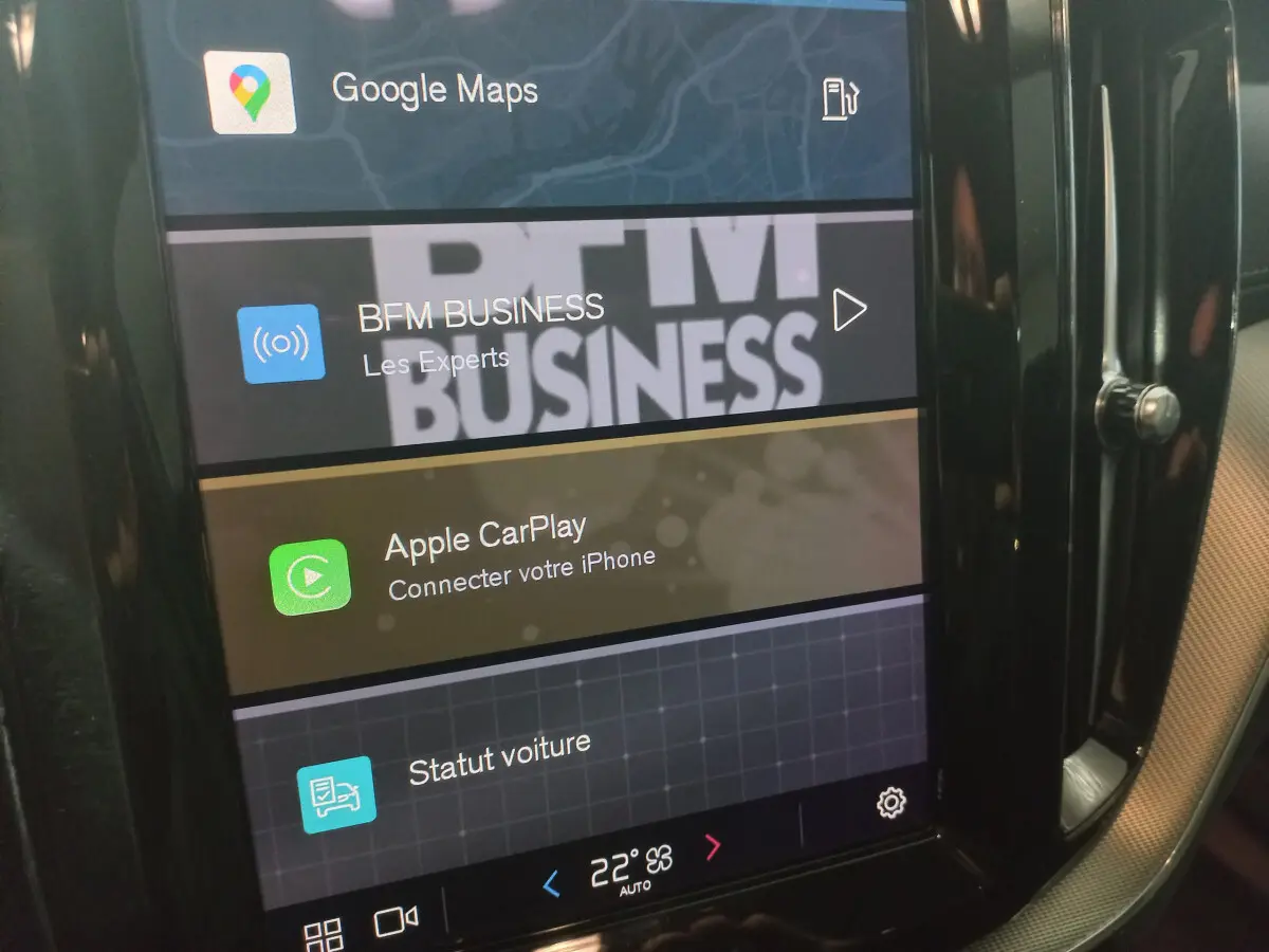 Écran tactile central du Volvo XC60 B4 2022 affichant Google Maps, Apple CarPlay et options multimédias.