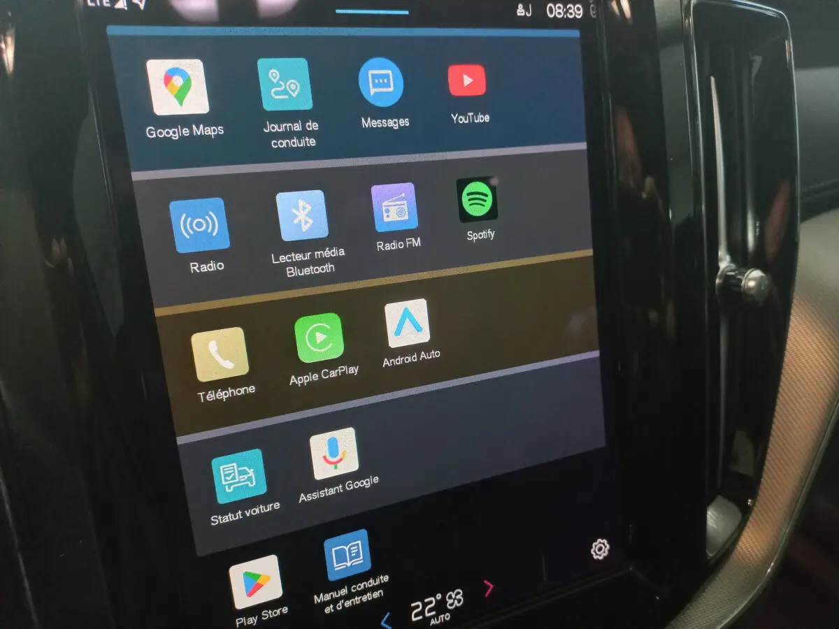 Écran tactile central du Volvo XC60 gris clair, affichant les applications multimédia et connectivité.