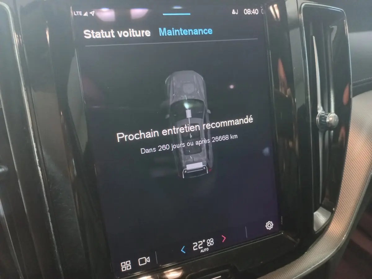 Écran tactile central du tableau de bord du Volvo XC60 gris clair affichant un message de maintenance.