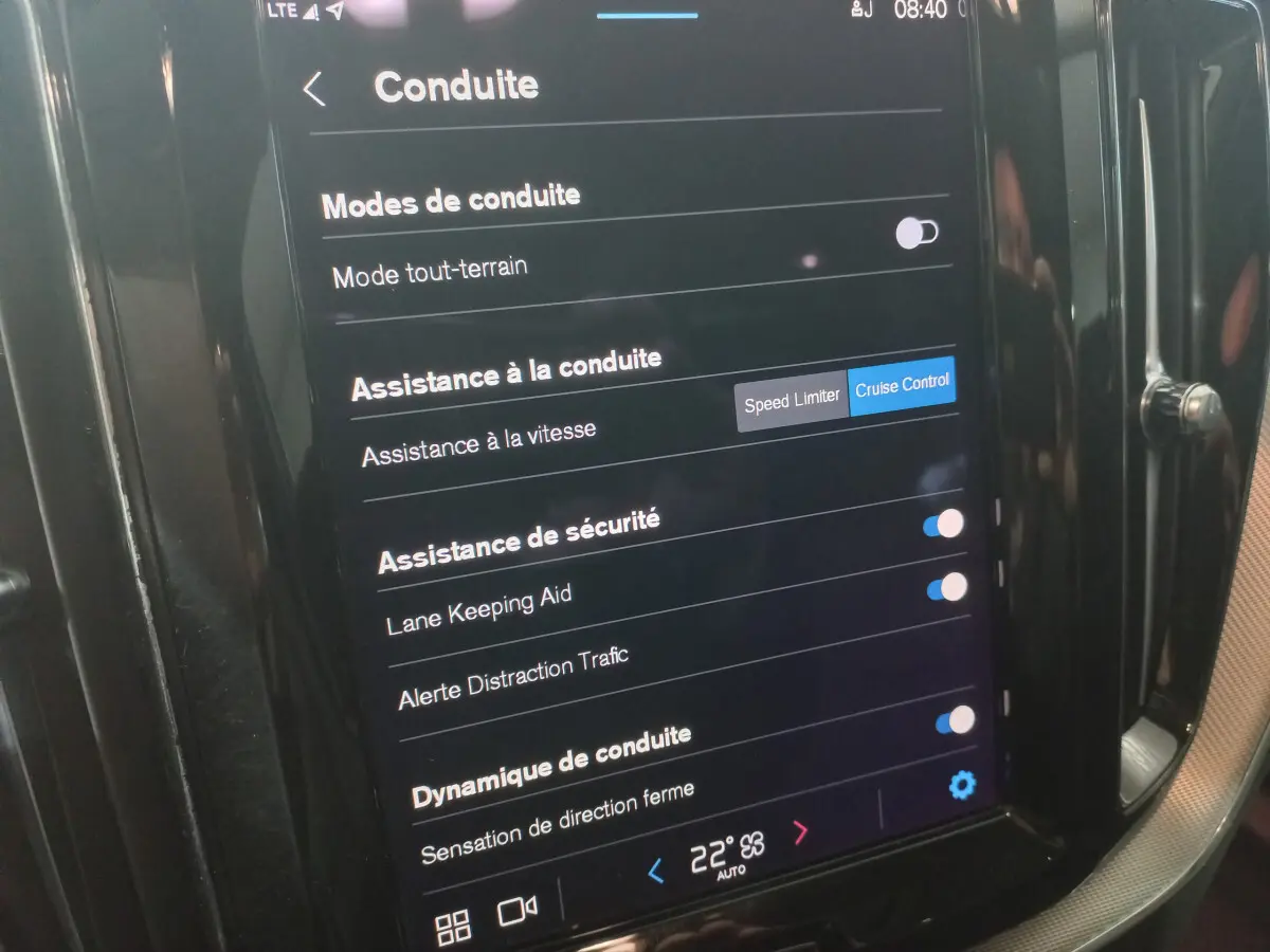 Écran tactile central du Volvo XC60 B4 gris clair montrant les réglages d'assistance à la conduite et sécurité