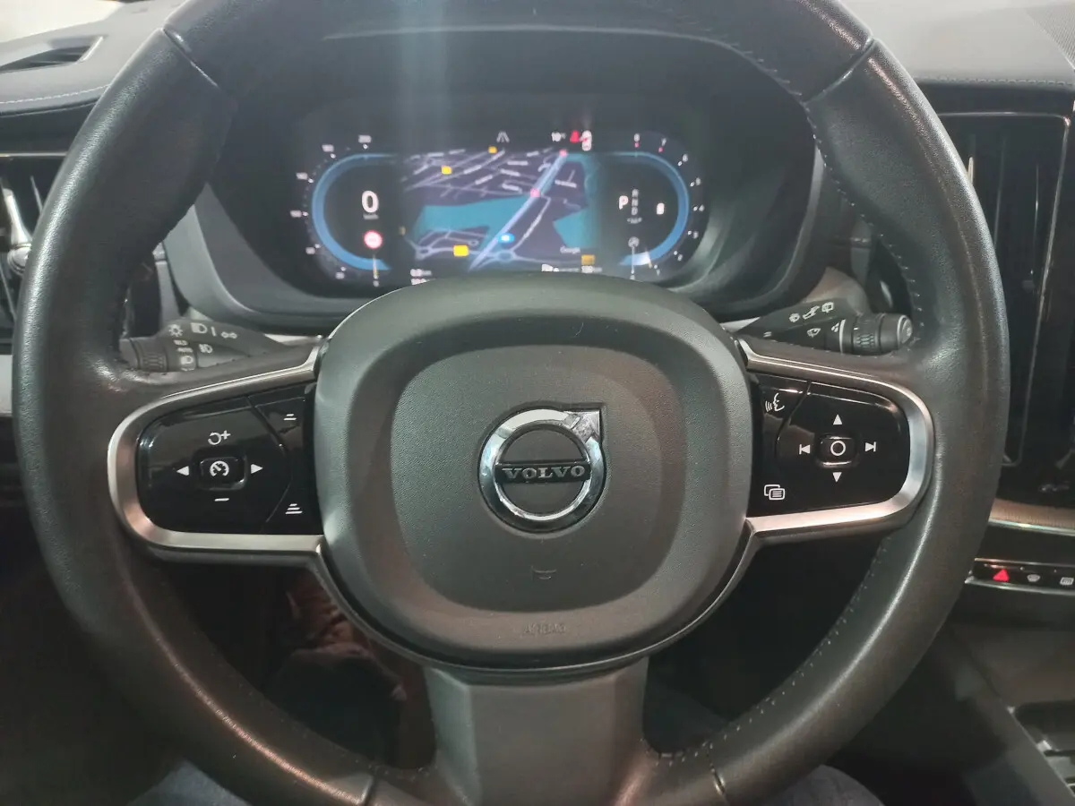 Volant cuir noir avec commandes multifonctions et tableau de bord numérique du Volvo XC60 B4 Inscription 2022.