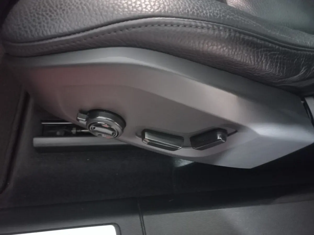 Réglages électriques du siège conducteur en cuir noir du Volvo XC60 B4 197 Geartronic 8 Inscription 2022.