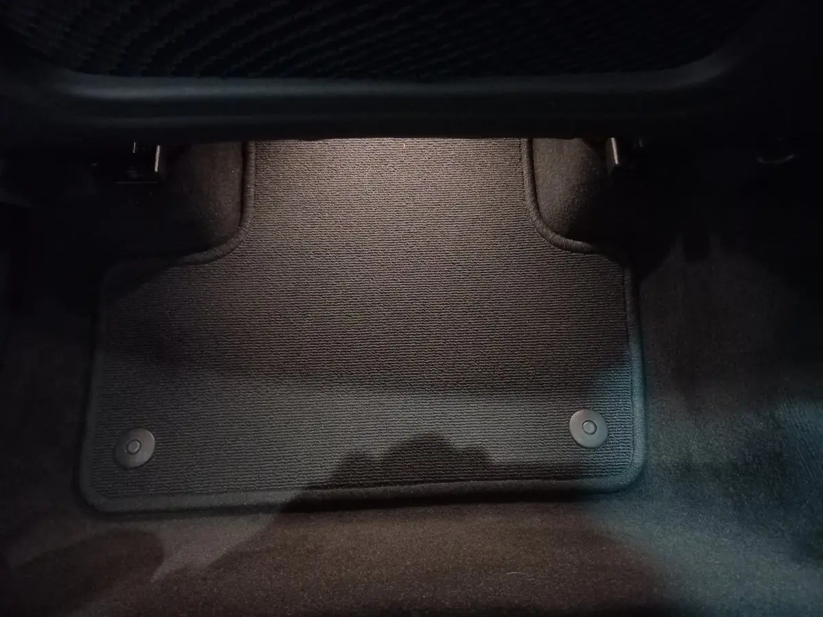 Tapis de sol noir côté passager avant du Volvo XC60 B4 197 Geartronic 8 Inscription gris clair 2022.