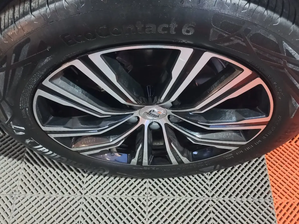 Gros plan sur la jante alliage noire et argentée du Volvo XC60 B4 gris clair, avec pneu Continental EcoContact 6 visible.