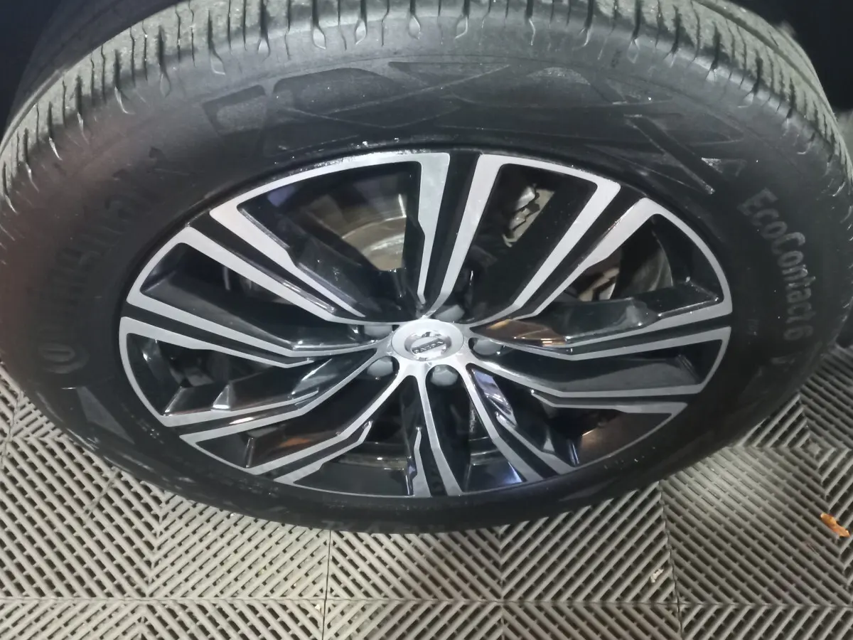 Gros plan sur la jante noire et argentée du Volvo XC60 B4 2022, avec pneu Continental EcoContact 6 visible.