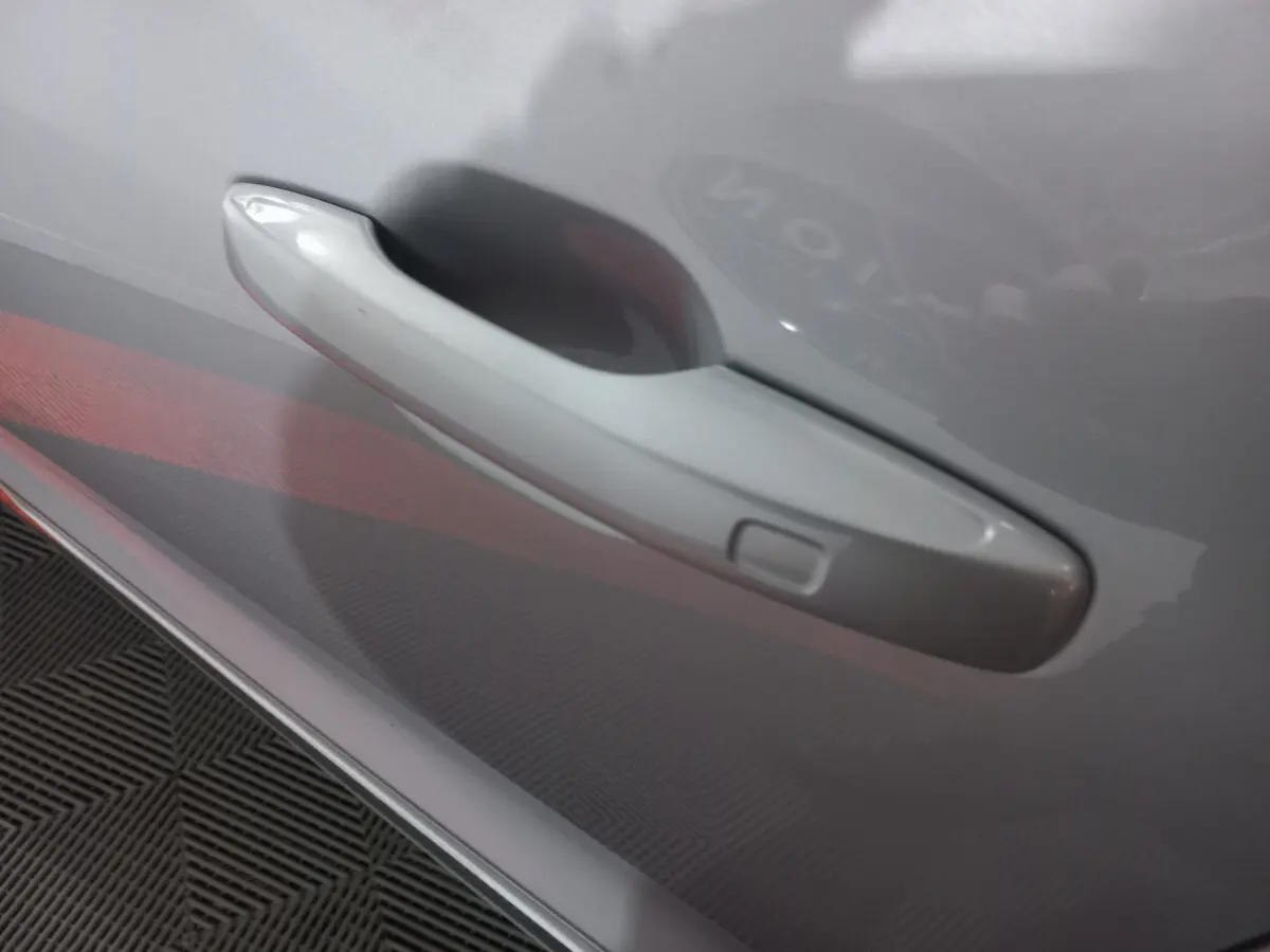 Poignée de porte gris clair côté droit du Volvo XC60 B4 197 Geartronic 8 Inscription 2022 avec bouton d'ouverture intégrée.