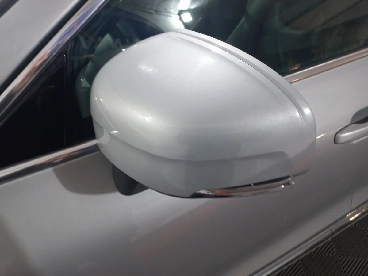 Rétroviseur droit gris clair du Volvo XC60 B4 197 Geartronic 8 Inscription avec clignotant intégré, vue rapprochée.