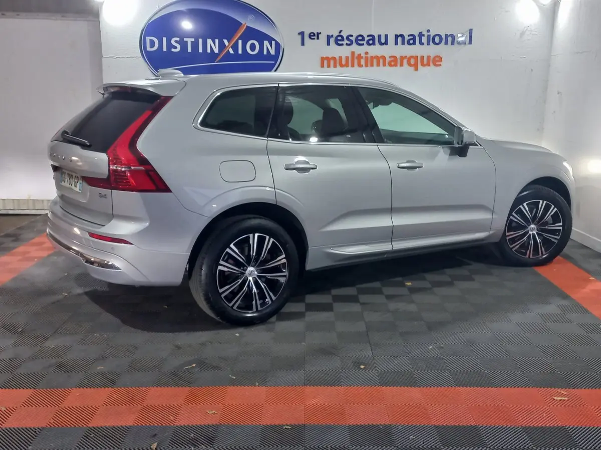 Vue latérale droite d'un Volvo XC60 gris clair 2022, avec jantes alliage et feux arrière distinctifs en forme de L.