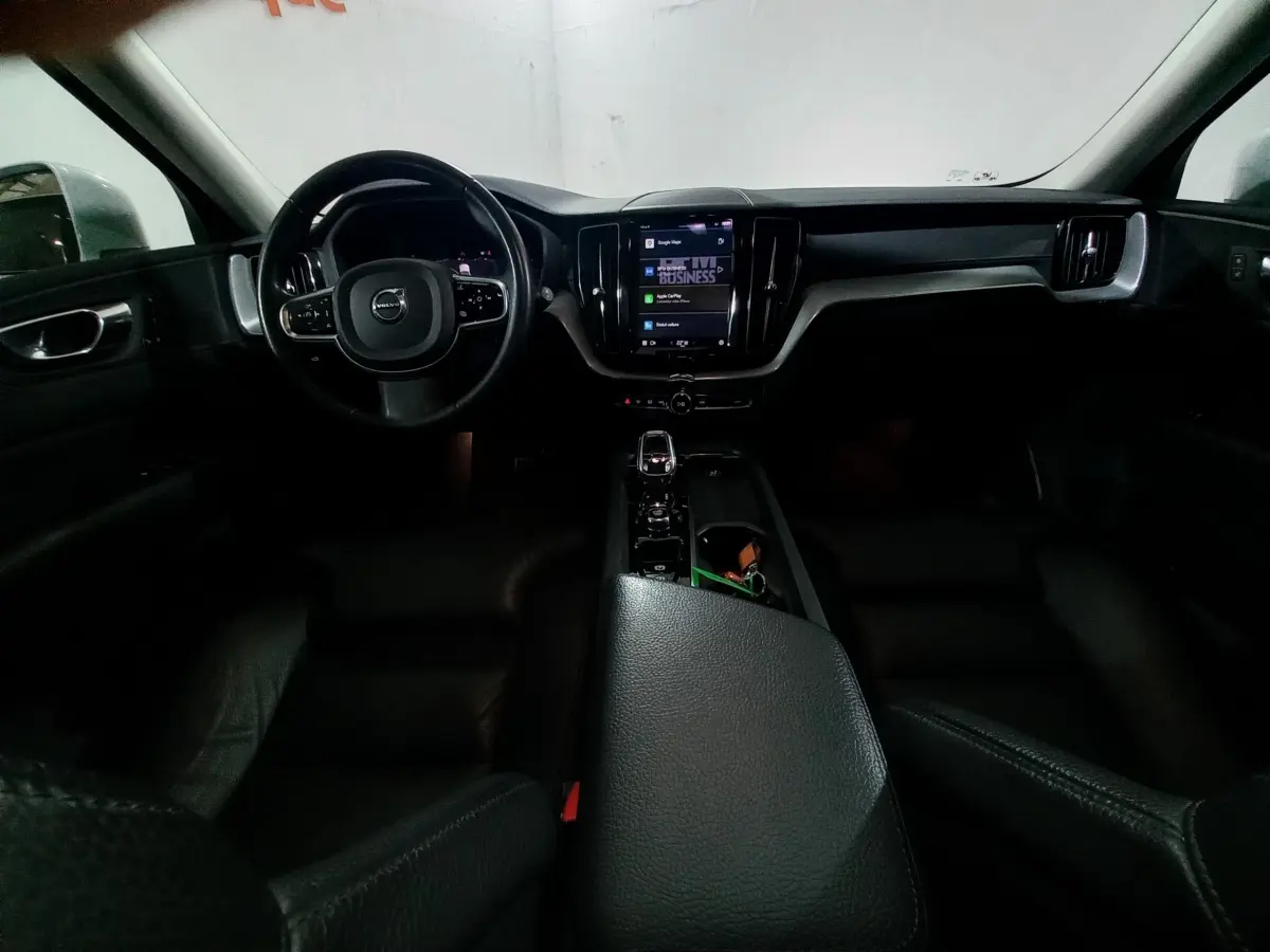 Intérieur noir du Volvo XC60 B4 2022, vue frontale sur tableau de bord avec écran tactile vertical central.