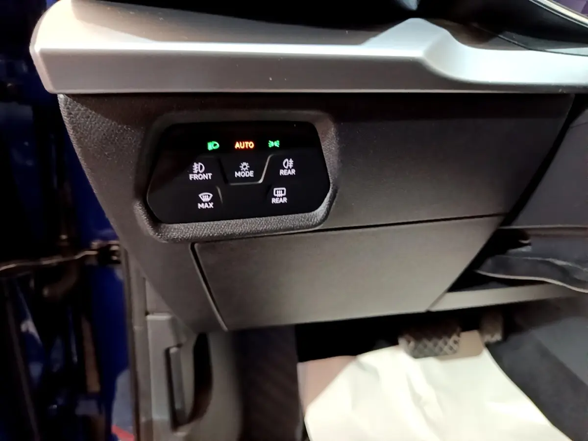 Détail du tableau de bord côté gauche avec commandes d’éclairage et de désembuage sur SEAT Leon bleu 2021.