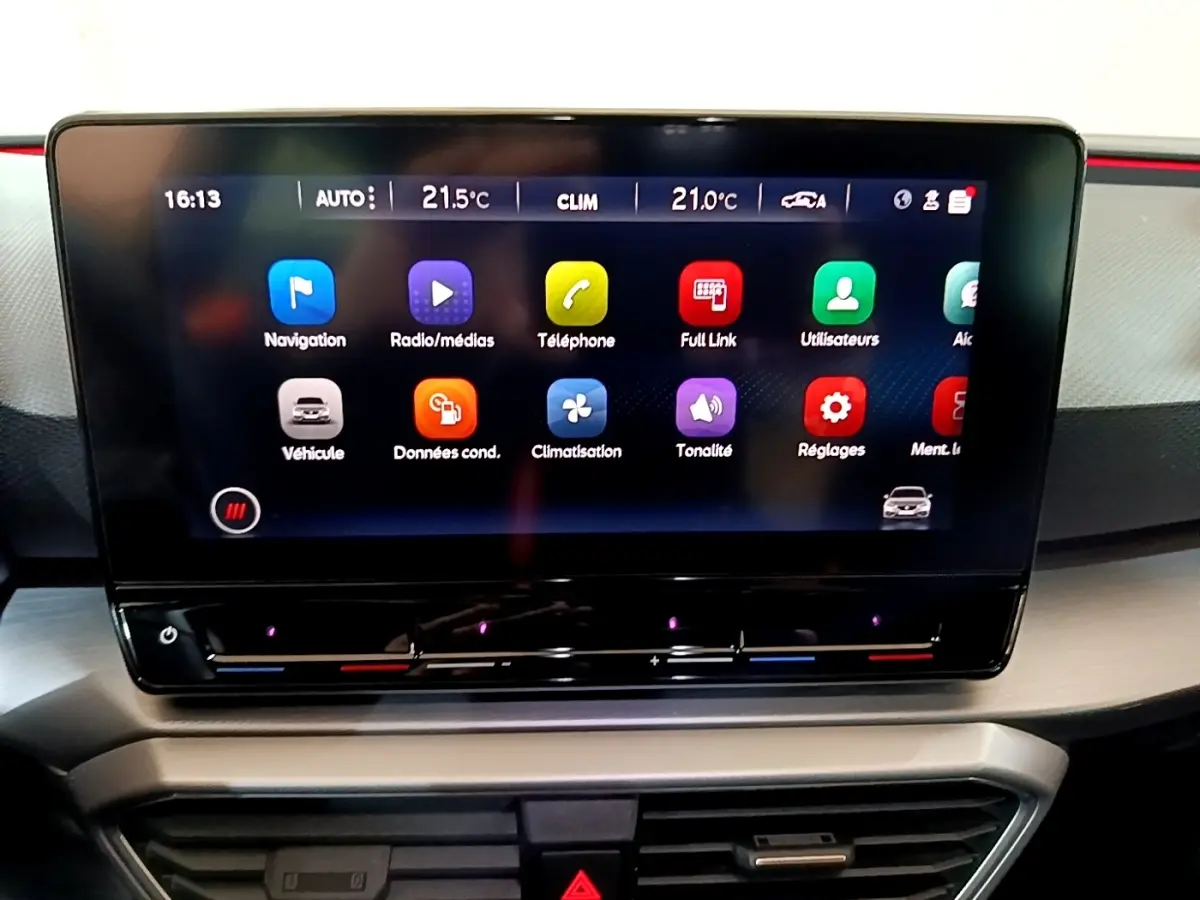 Écran tactile central du tableau de bord de la SEAT Leon 1.5 eTSI 150 DSG S&S FR avec interface colorée et commandes climatisation.