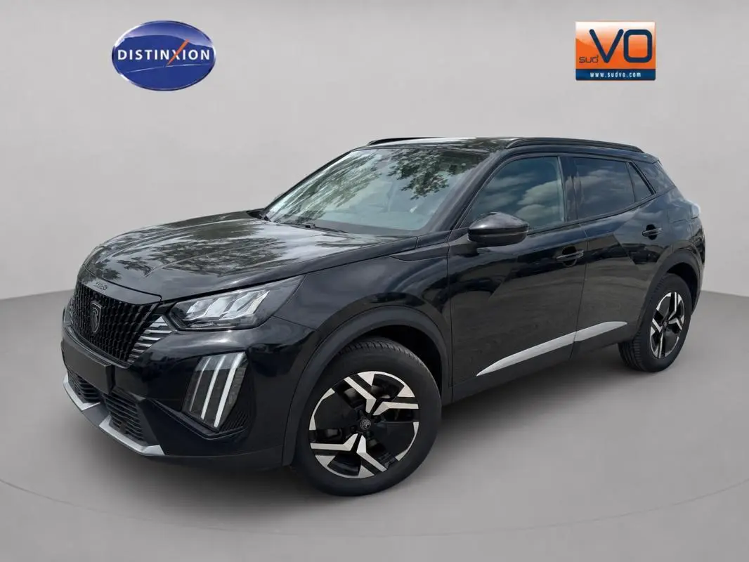 Peugeot 2008 Hybrid noir en 3/4 avant droit, avec jantes alliage 17 pouces et barres de toit visibles.