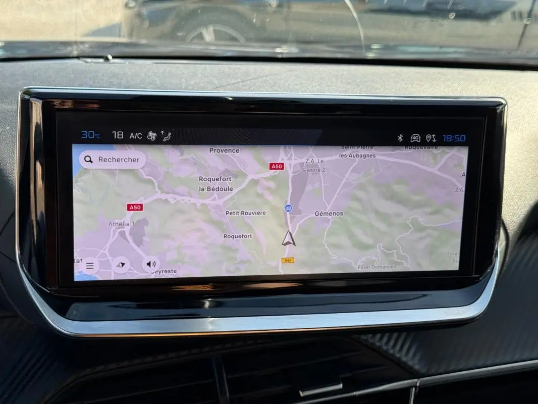 Écran tactile central affichant une carte de navigation dans l’habitacle du Peugeot 2008 Hybrid noir.