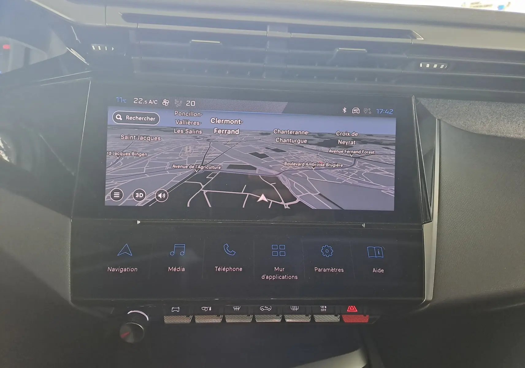 Écran tactile central du tableau de bord de la Peugeot 308 gris Artense 2023 affichant la navigation GPS en 3D.