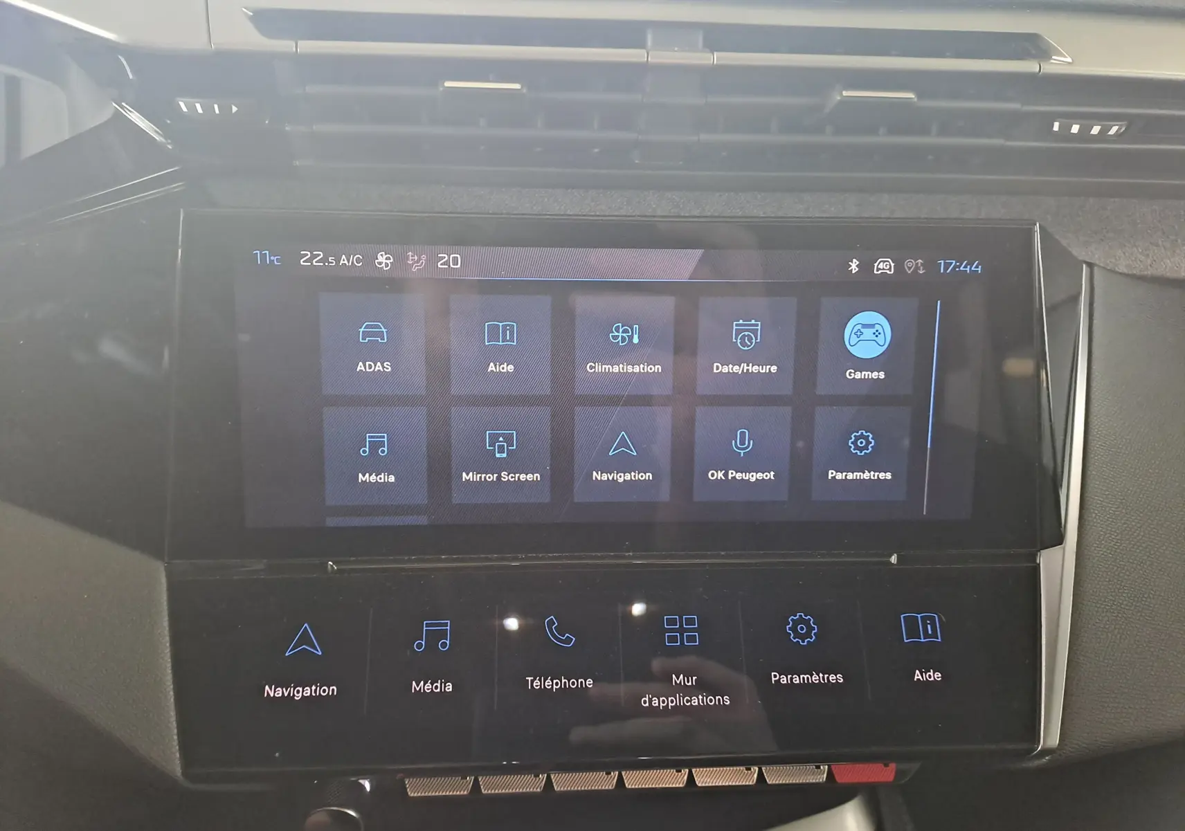 Écran tactile central de la Peugeot 308 2023 affichant les menus de navigation, média, téléphone et paramètres.