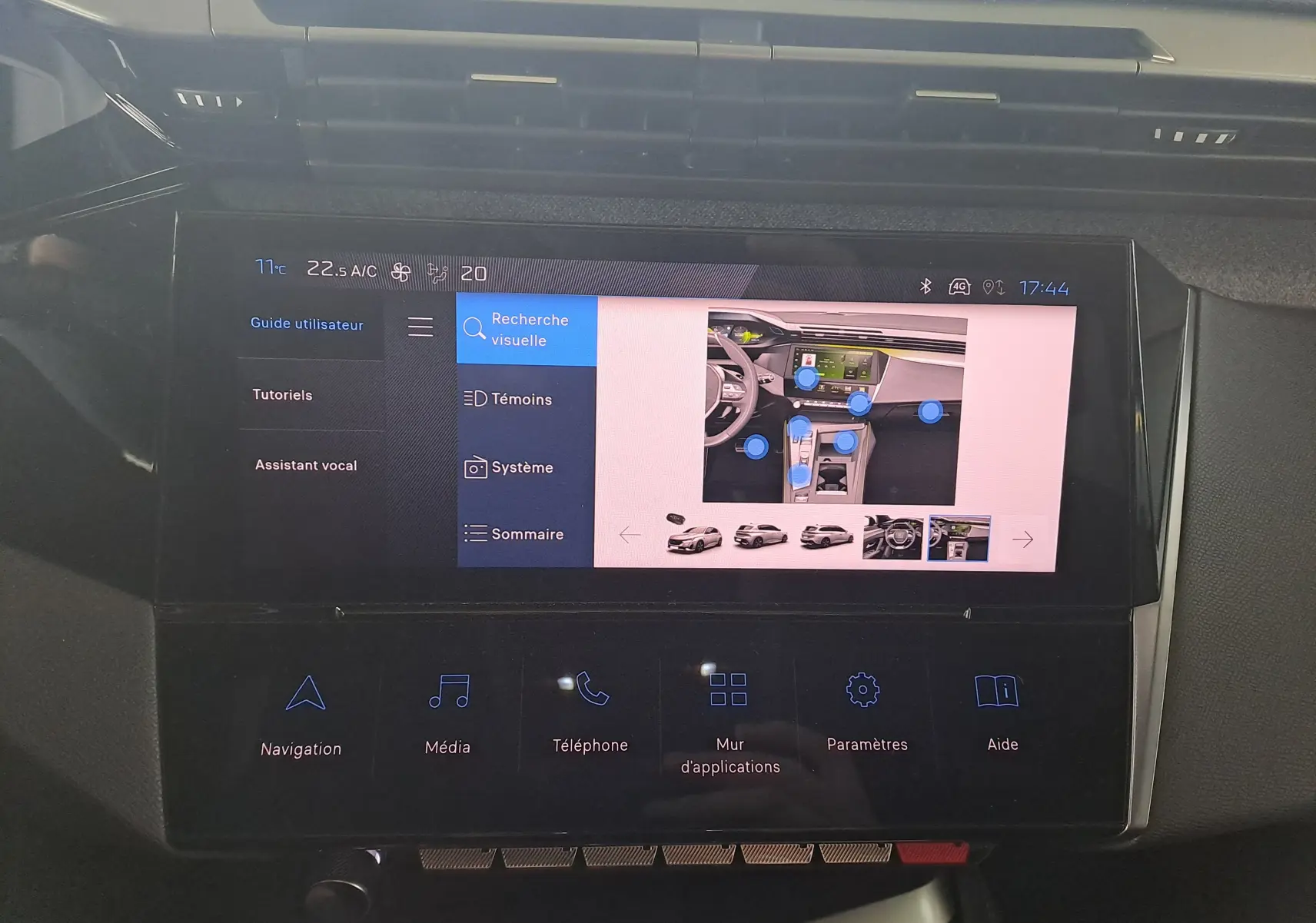 Écran tactile central de la Peugeot 308 2023 gris Artense affichant le menu de navigation et options multimédia.