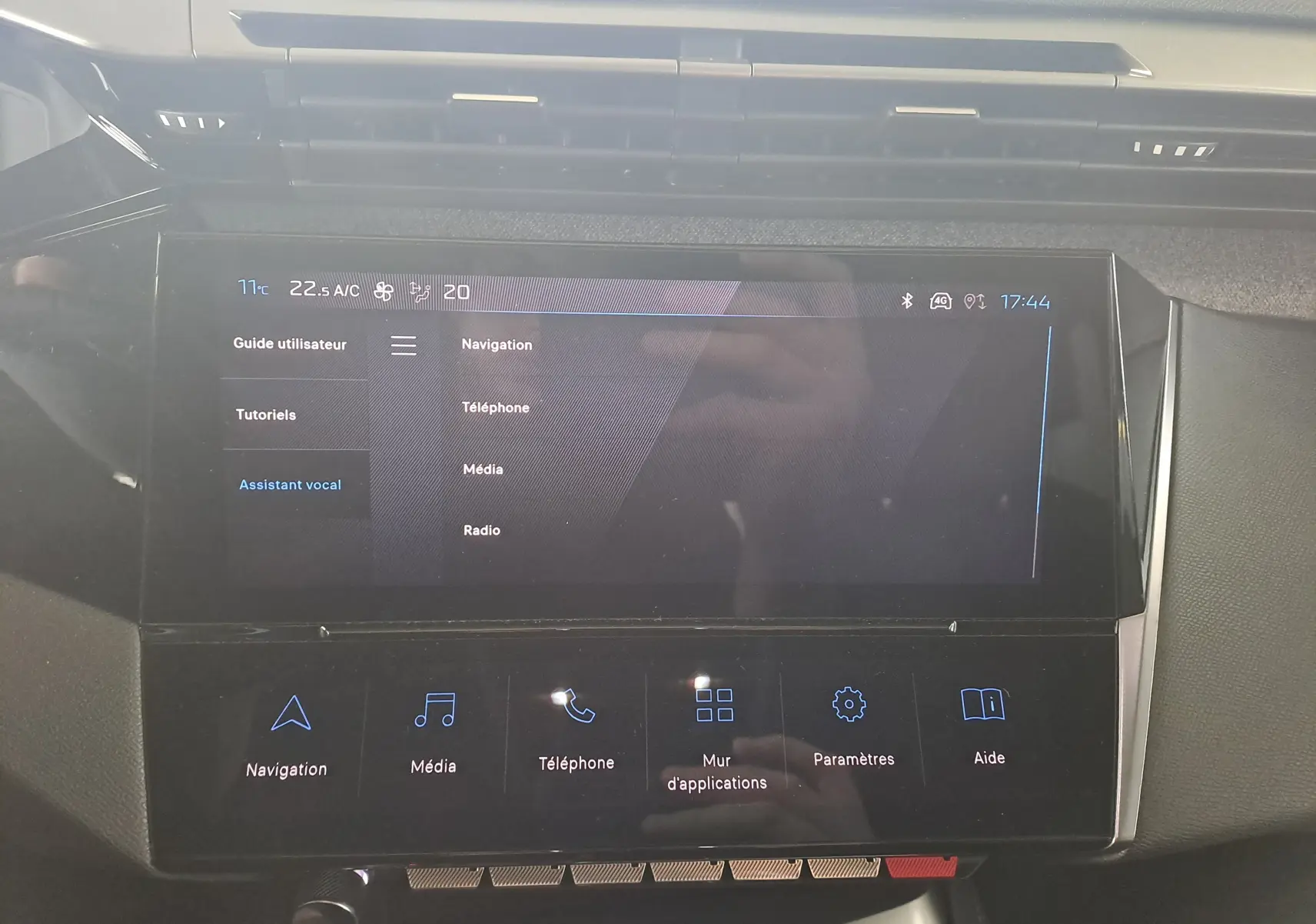 Écran tactile central de la Peugeot 308 gris Artense 2023 affichant le menu multimédia et navigation.