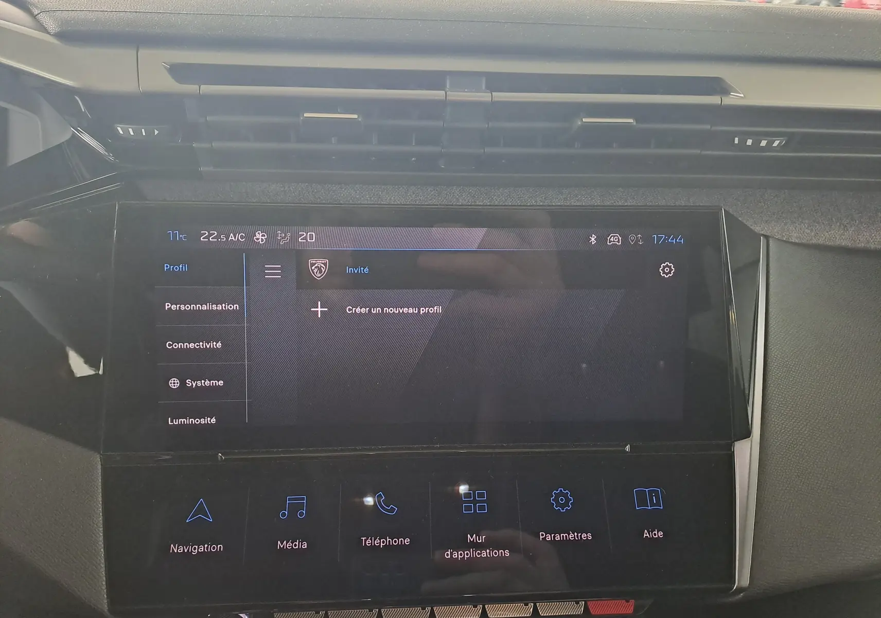 Écran tactile central de la Peugeot 308 gris Artense 2023, affichant le menu profil et options multimédia.