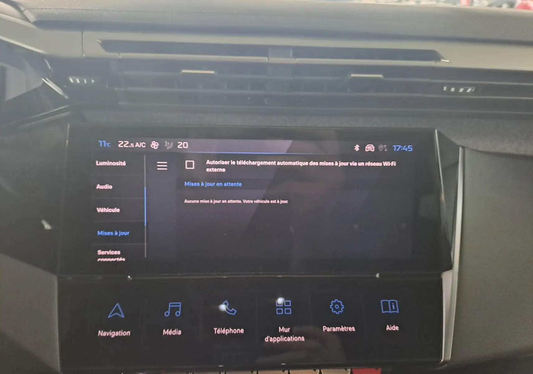 Écran tactile central du tableau de bord de la Peugeot 308 gris Artense, affichant le menu des mises à jour.