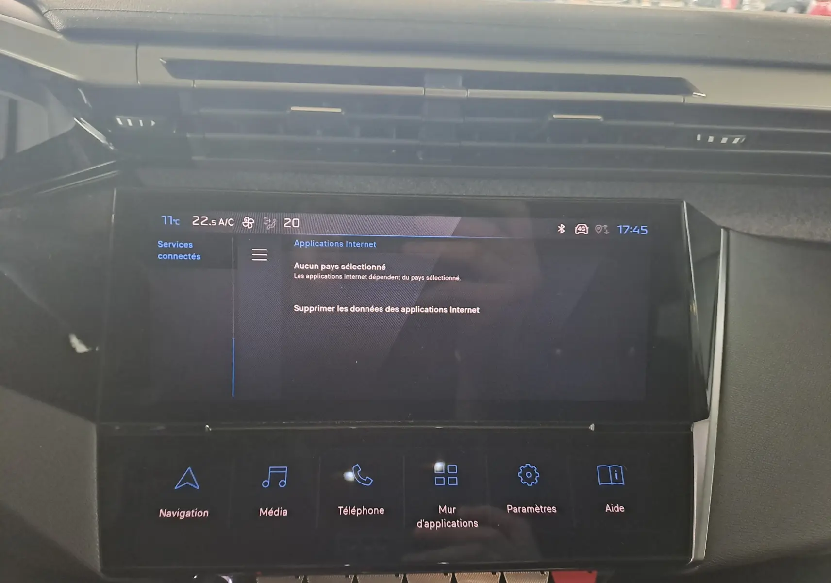 Écran tactile central du tableau de bord de la Peugeot 308 gris Artense, affichant les applications internet et options multimédia.