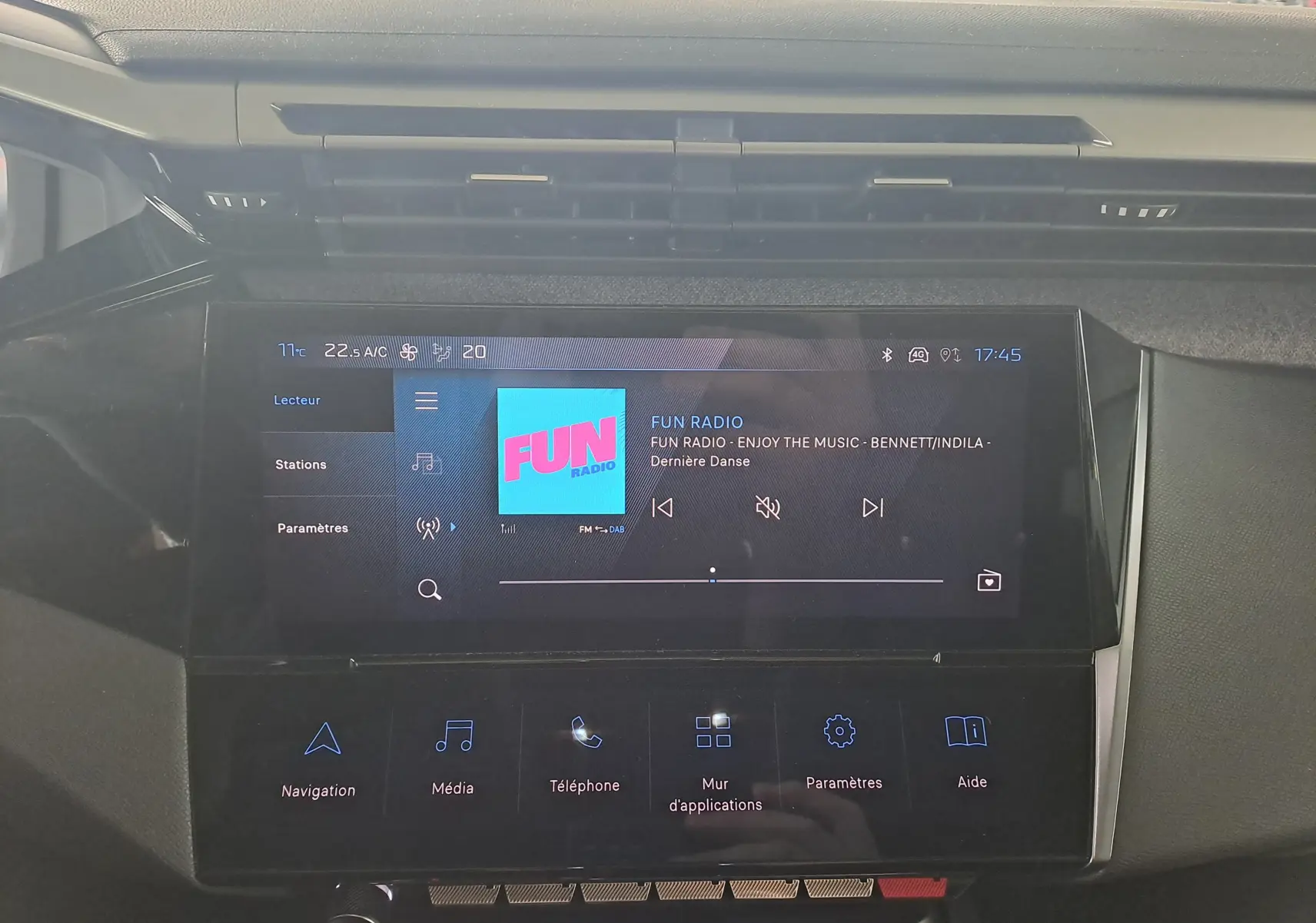 Écran tactile central du tableau de bord de la Peugeot 308 gris Artense, affichant la radio FUN en mode FM-DAB.