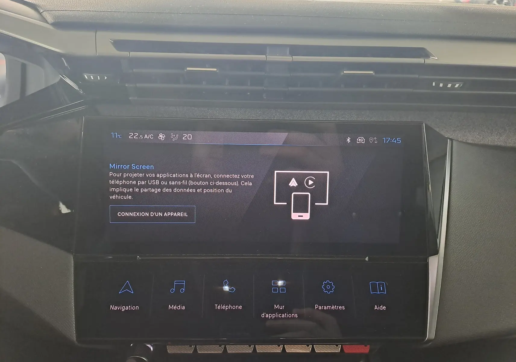 Vue rapprochée de l’écran tactile central du Peugeot 308 gris Artense 2023 avec interface Mirror Screen affichée.