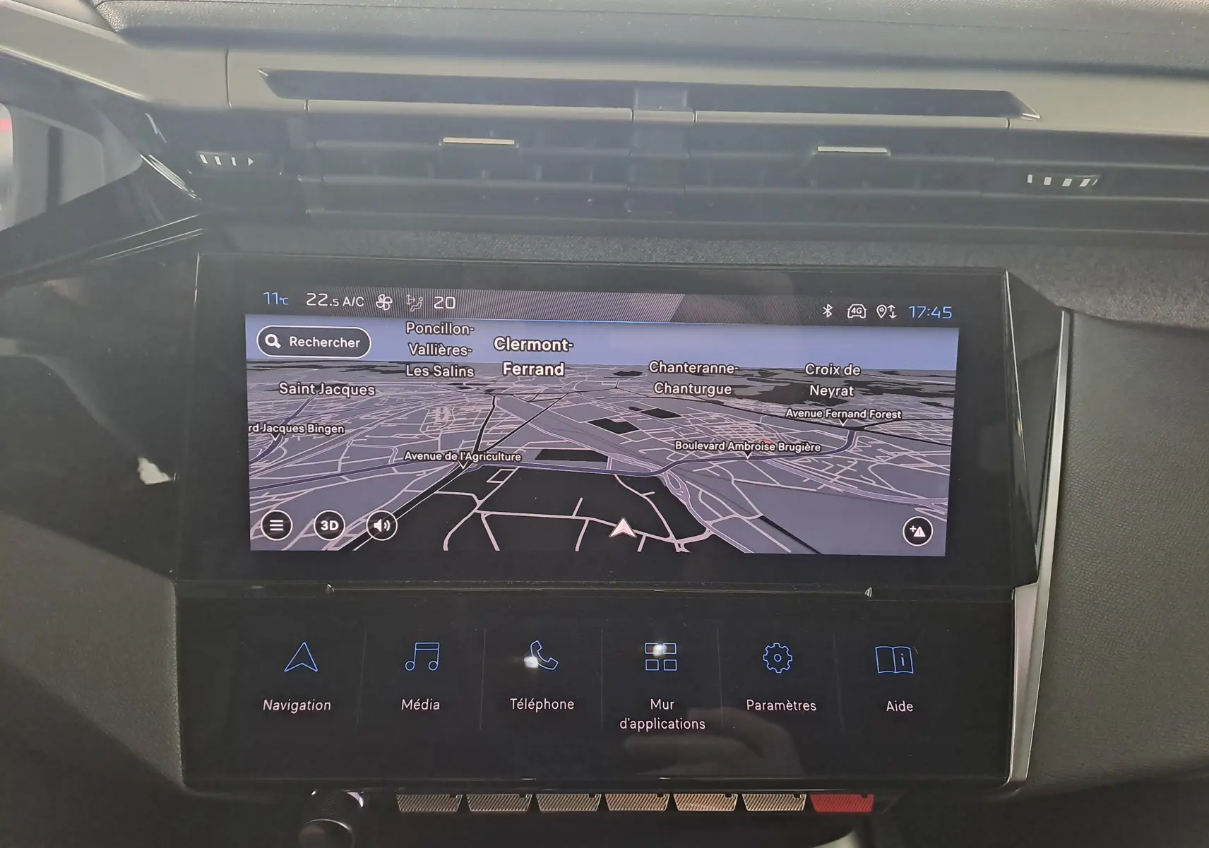 Écran tactile central de la Peugeot 308 gris Artense 2023 affichant la navigation 3D sur Clermont-Ferrand.