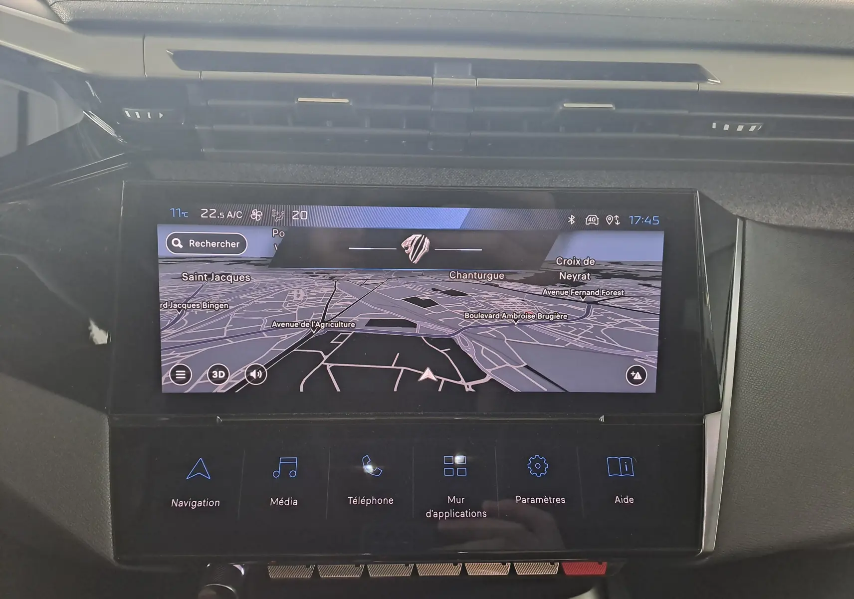 Écran tactile central de la Peugeot 308 gris Artense 2023 affichant la navigation avec carte en mode 3D.