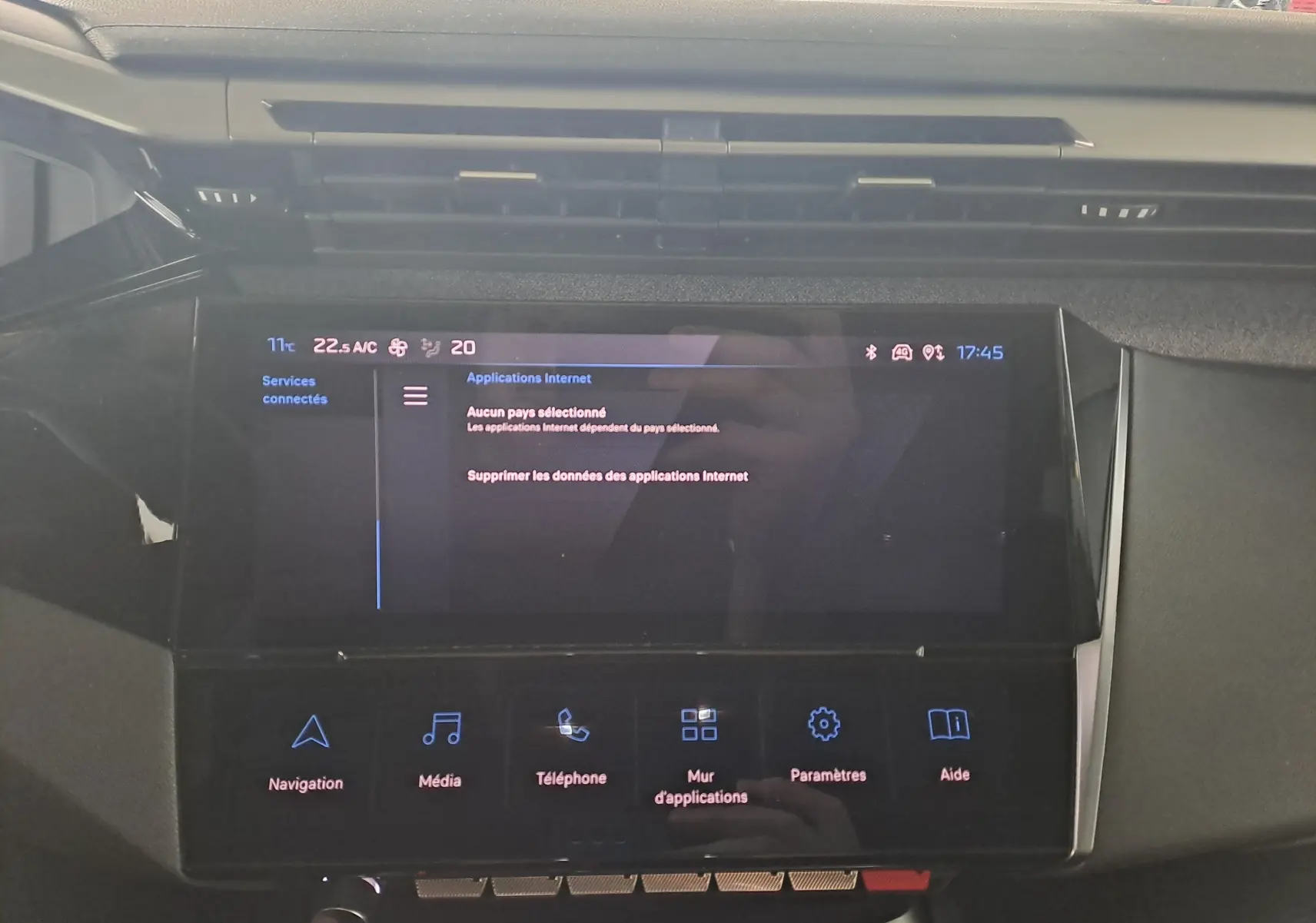 Écran tactile central du tableau de bord de la Peugeot 308 gris Artense 2023, affichant les applications internet.