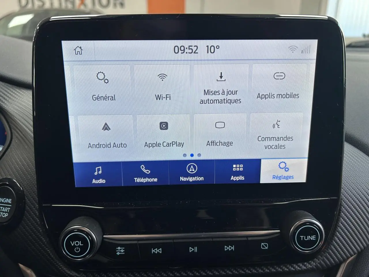 Écran tactile central du Ford Puma gris 2023 affichant les réglages avec options Apple CarPlay et Android Auto.