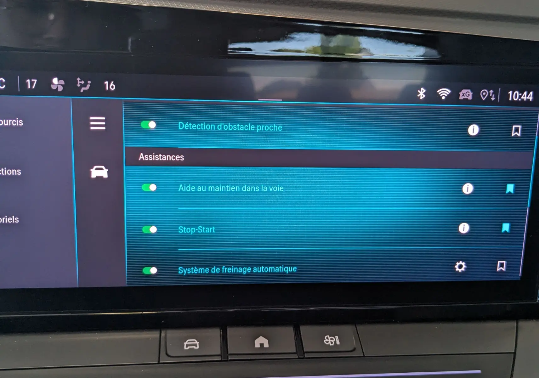 Écran tactile central de l'Opel Astra 2022 bleu, affichant les assistances à la conduite activées.