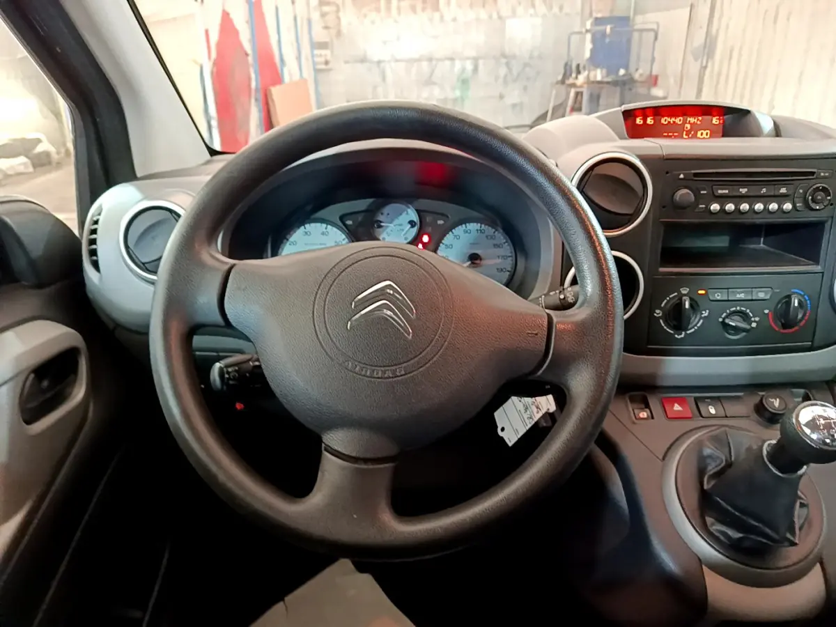 Vue intérieure centrée sur le volant et le tableau de bord du Citroën Berlingo 2016 avec boîte manuelle.