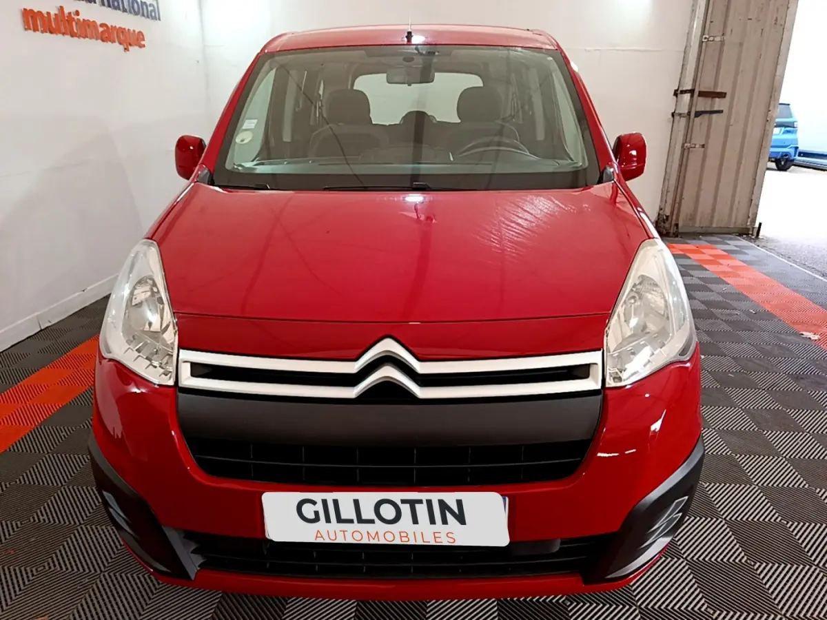 Vue frontale d'un Citroën Berlingo rouge 2016 avec calandre noire et logo double chevron visible.