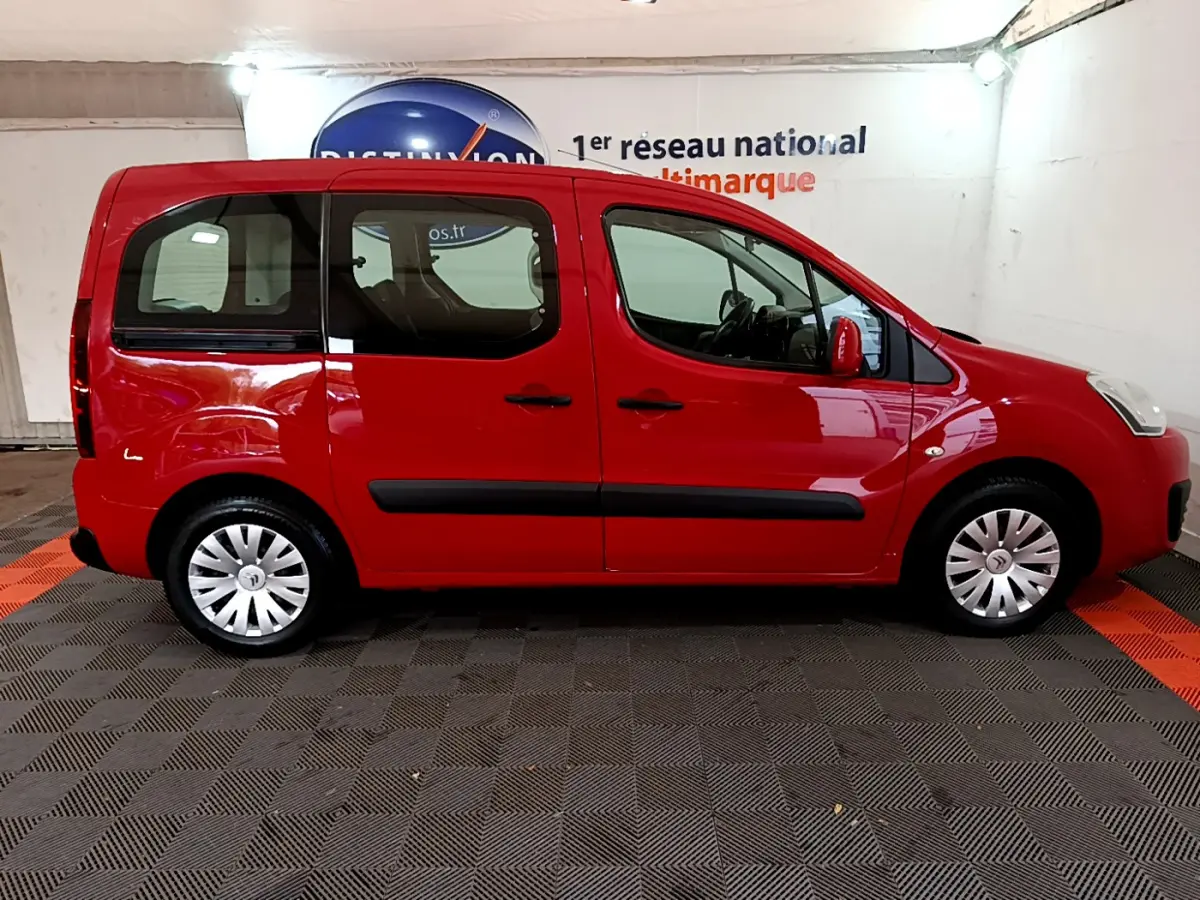 Profil droit d'un Citroën Berlingo rouge de 2016, finition BlueHDi 75 BVM Feel, avec vitres teintées et jantes acier.