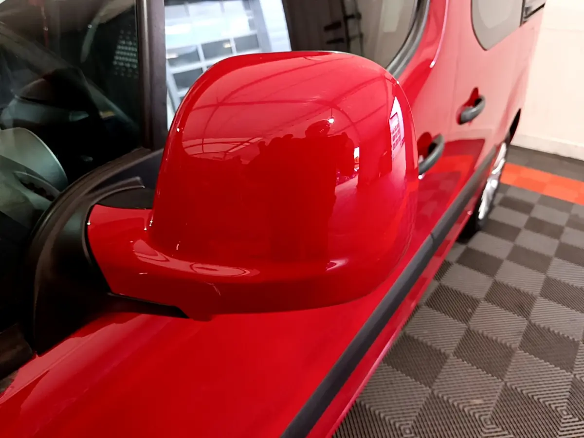 Rétroviseur côté gauche rouge vif du Citroën Berlingo BlueHDi 75 BVM Feel 2016, vue rapprochée en intérieur.
