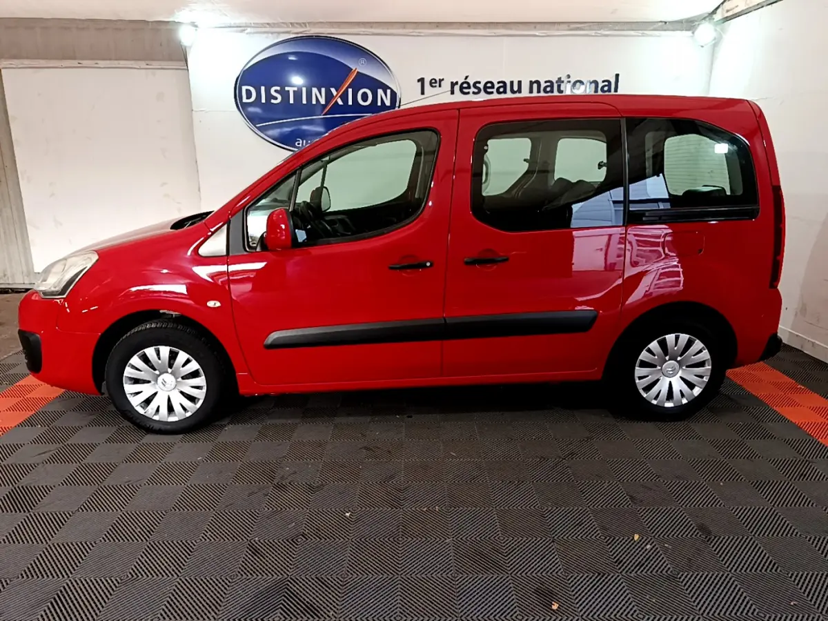 Profil côté gauche d'un Citroën Berlingo rouge de 2016, version BlueHDi 75 BVM Feel, en intérieur showroom.