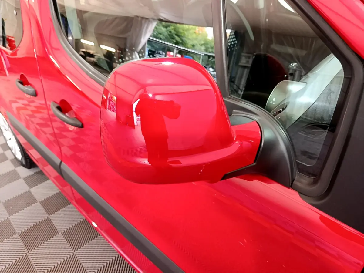Rétroviseur côté droit rouge vif du Citroën Berlingo 2016, avec poignée de porte et partie latérale visibles.